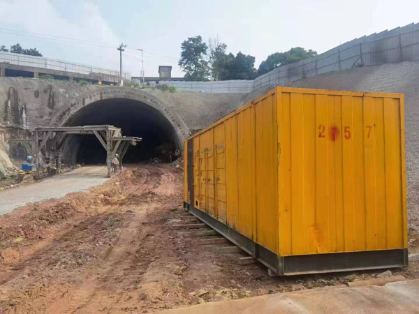 兰陵发电机出租自启装置的工作原理是什么？